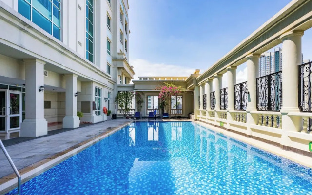 free pool the manor luxury condotel