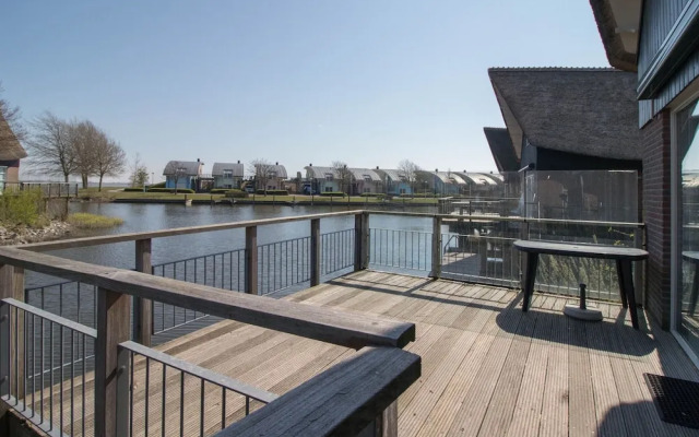 Thatched Villa by Ijsselmeer