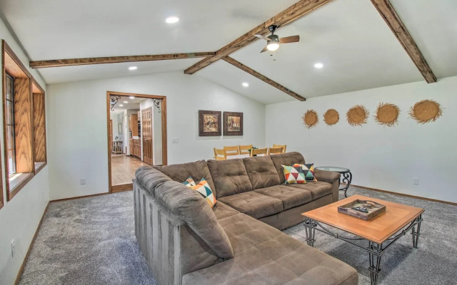 Screened Porch, Fenced Yard: Lakeside Retreat!
