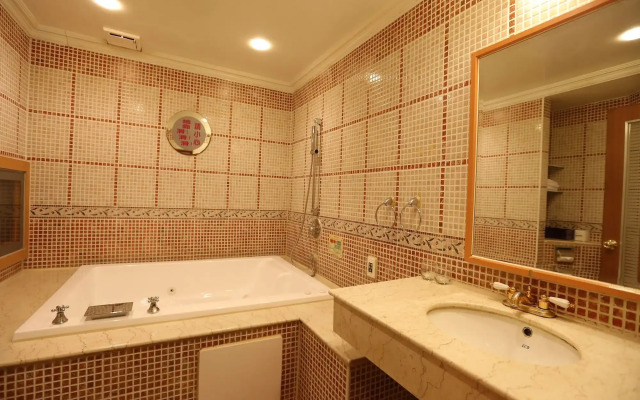 Royal Group Motel Tainan Branch