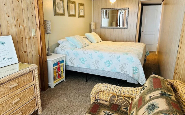 Hidden Treasure 2 Bedroom Home by RedAwning