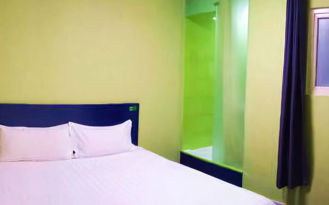 Huayi Hotel (Yantai Yuhuangding South Street)