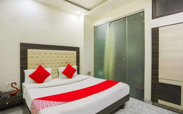 OYO 93550 Season''s Grand