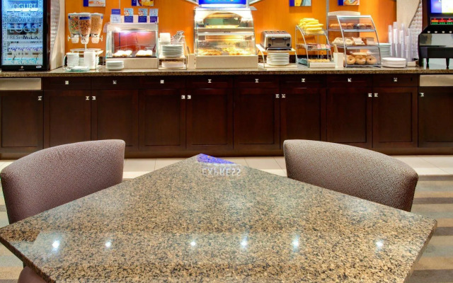 Holiday Inn Express & Suites Kingston Central by IHG