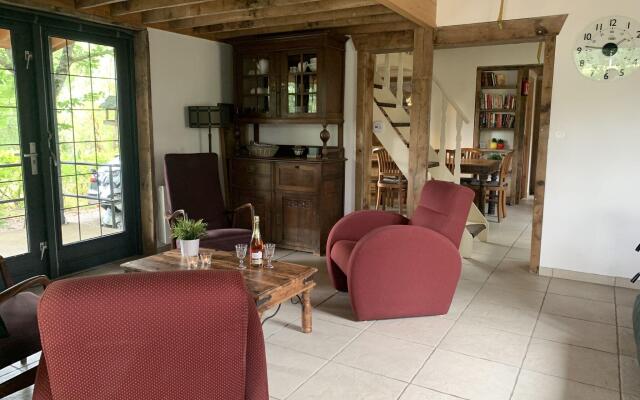 Modern Holiday Home near Forest in Burgundy