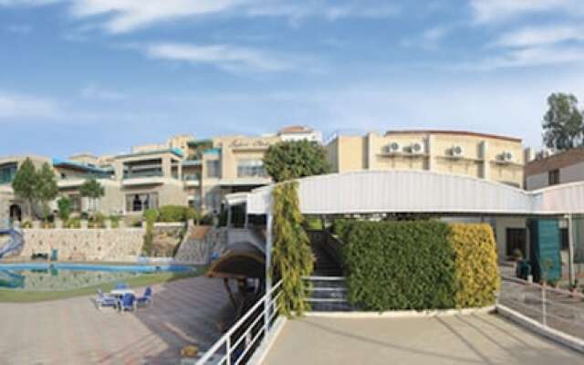 Safari Club 1