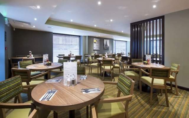Premier Inn Edinburgh Cc York Place/St James Quarter