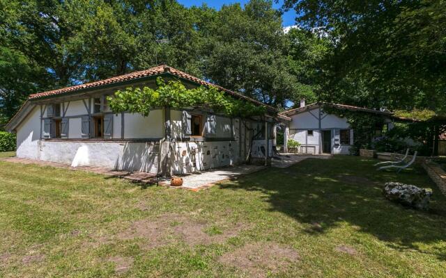 Holiday Home in Laluque with Terrace, Garden And Barbecue