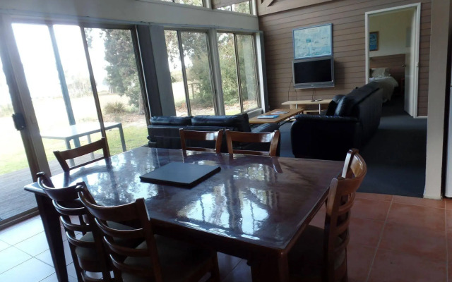 Waterfront Retreat At Wattle Point