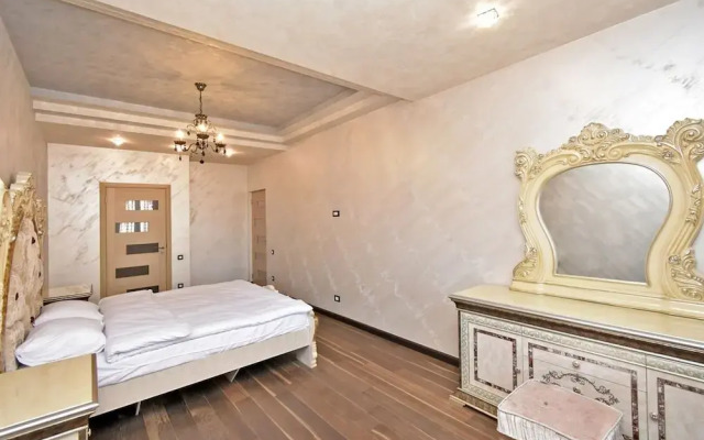 North Ave. apartment by Luxe Group HH777