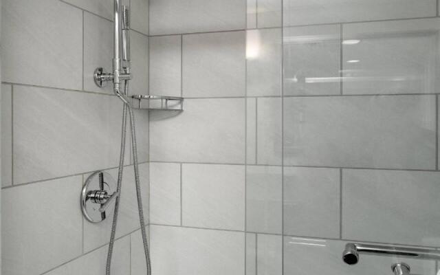 Delta Hotels by Marriott Huntington Mall