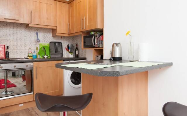 Connected & Convenient: Newly-renovated Flat for 2