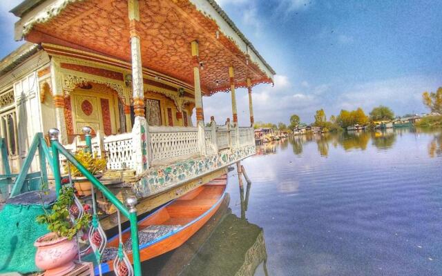 Houseboat Rajas Palace