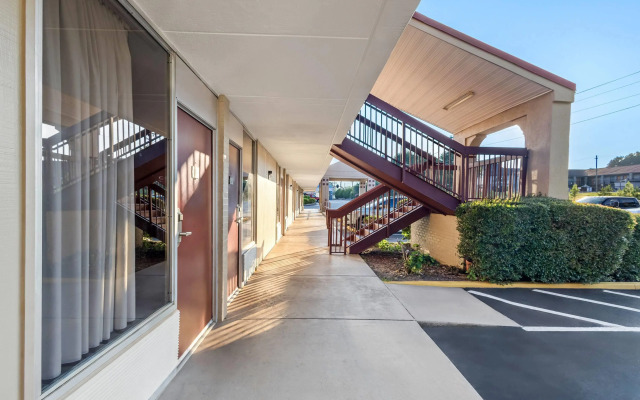 Super 8 by Wyndham Commerce