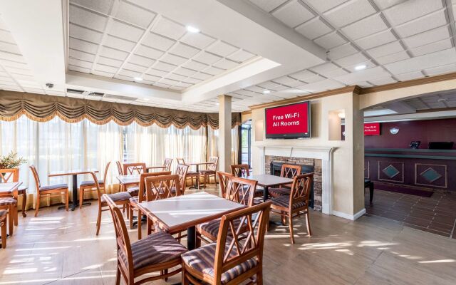 Red Roof Inn & Suites Clinton, TN