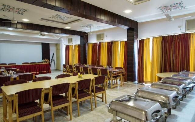 OYO 10323 Hotel Gorbandh