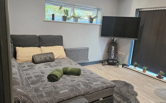 Cozy Southampton Apartment Retreat
