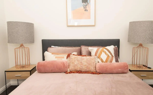 McNamara Lane Large CBD home Freshly renovated 7 Smart TV's Sleeps 11 – Guest Rooms – Orange