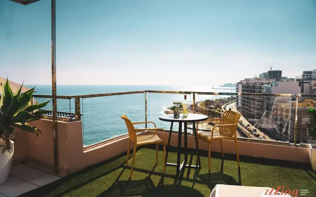 Gorgeous Seaviews From a Stunning Studio