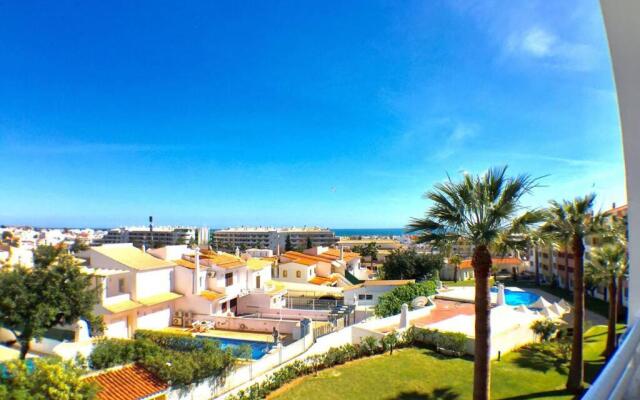 Bellavista Avenida Pool and city center