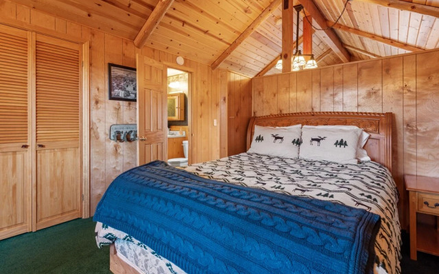 The Hideaway - Enchanting Custom Log-style Home Nestled High In The Pines! Great Room Features! 2 Bedroom Cabin