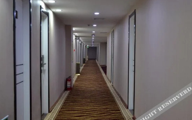 Yinglun Holiday Hotel