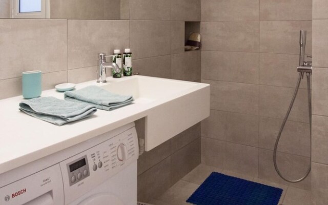 2 Bdrm apt for up to 6 Guests Next to Acropolis Museum