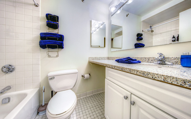 Beautiful, fully equipped, luxury condo!