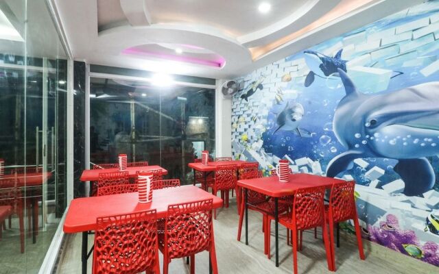 Spot On 46890 Smile Holiday Inn