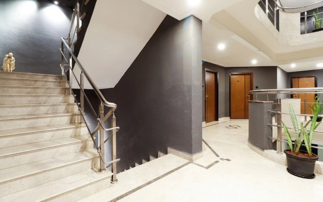 Makers Hotel by OYO Rooms