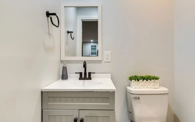 Modern Indianapolis Home < 2 Mi to Downtown!