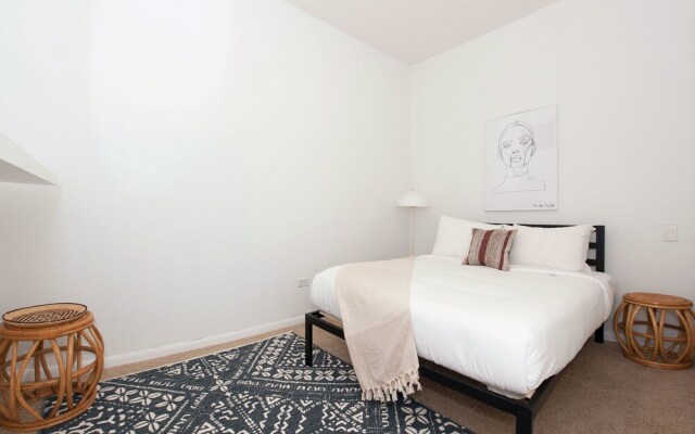 Vibrant Lincoln Park Suites by Sonder