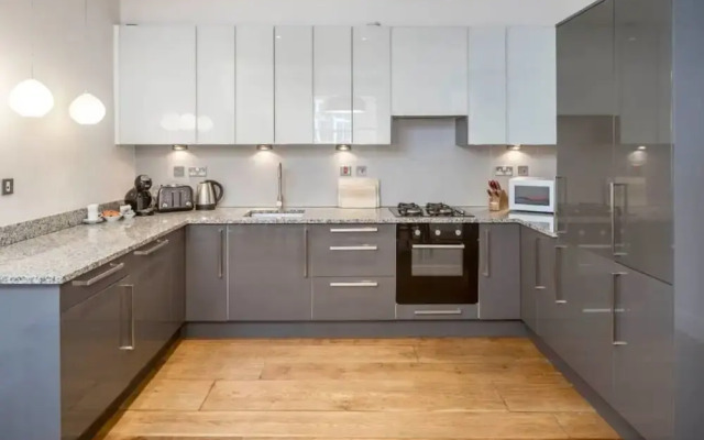 Stylish&Spacious 4br House W/Parking in Kensington