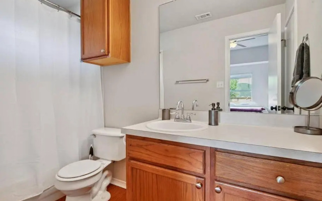Cozy Getaway, Minutes from Austin!