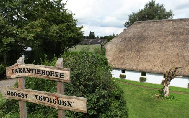 Quaint Farmhouse near River in Oosterwijk