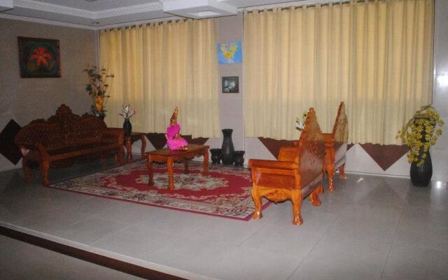 Royal Crest Hotel Restaurant and Sports Centrum