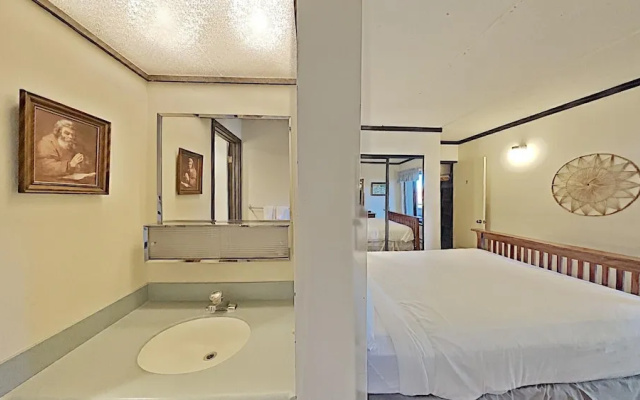 Comfortable Cozy 2 Bedroom Condo with Loft!