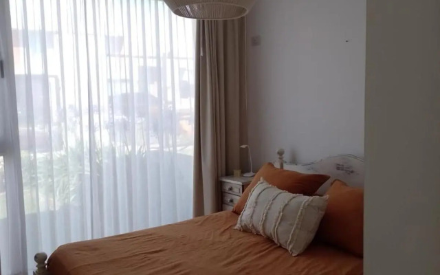 Casa Amplia, Luminosa con Parrilla!