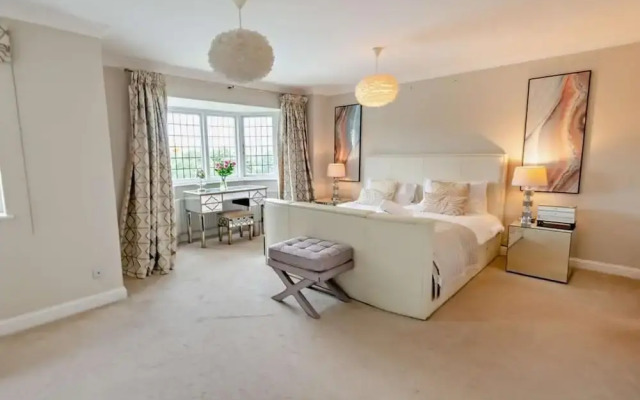 Luxury Riverside Mansion in Marlow