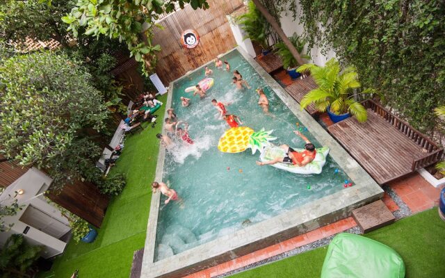Mad Monkey Phnom Penh - Hostel