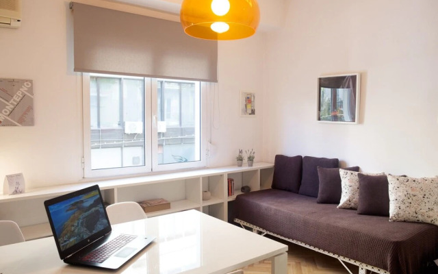 White n Bright Studio Apt