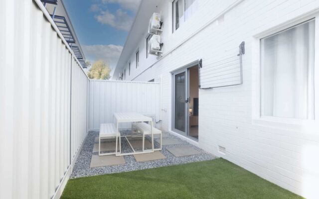 Lovely 1BR Apt in Bicton With Backyard and Parking