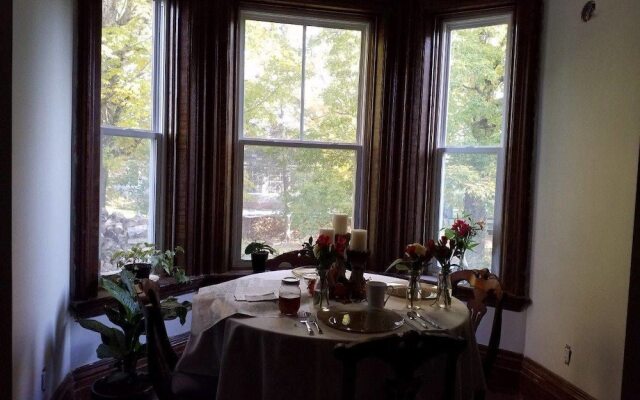 Maplehurst Manor B&B