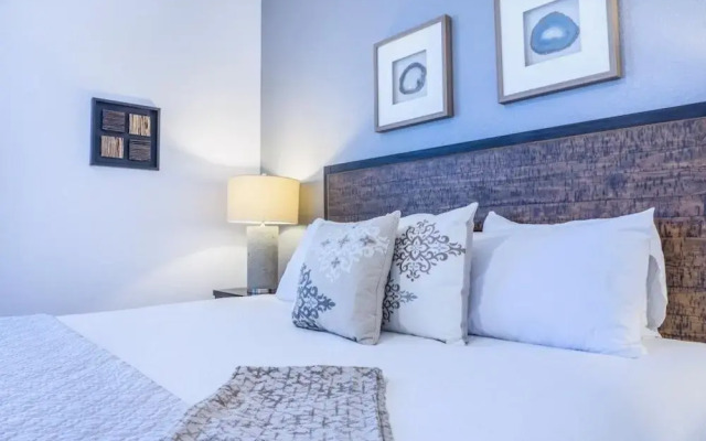 Lakeview Penthouse Elegance 3 Bedroom Condo by RedAwning