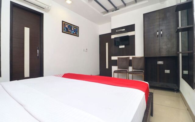 OYO 19392 Hotel Lexis