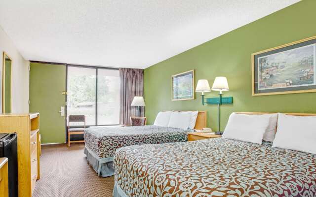 Days Inn by Wyndham Bradenton - Near the Gulf