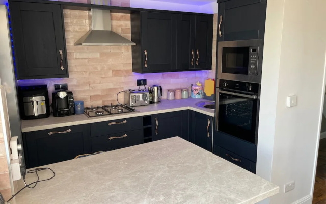 Cardiff - Sleeps 7 - Parking - Jacuzzi - Garden