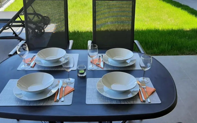 Seaview APARTMENTS HOJA