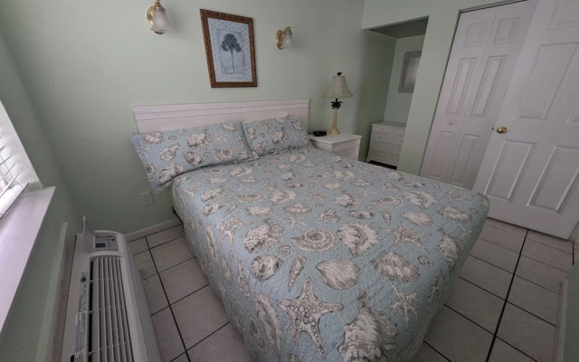 Traders Inn Beach Club