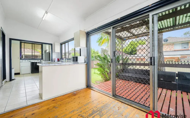 Metawise/parramatta Cozy Room With Furniture Wifi